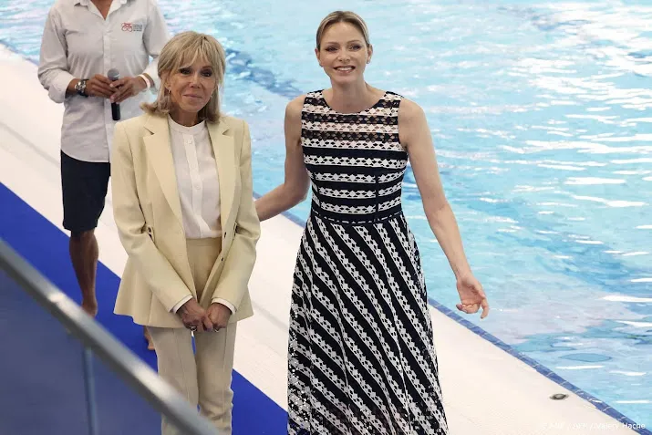 Charlène neemt Brigitte Macron mee naar zwembad