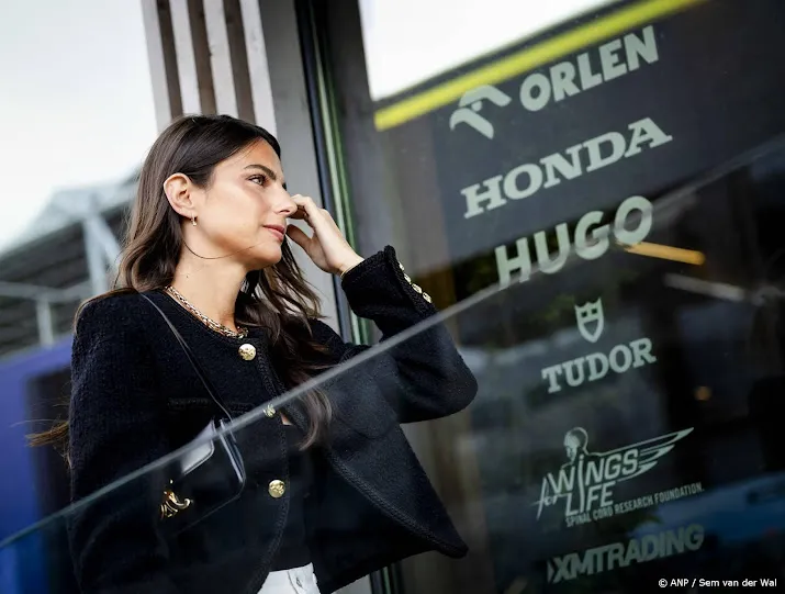 Kelly Piquet dolverliefd op pasgeboren dochter