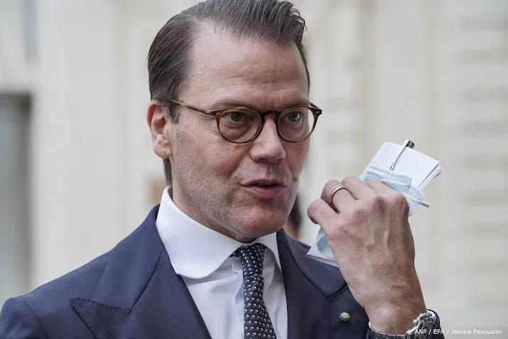 Prins Daniel mee met de politie in Stockholm