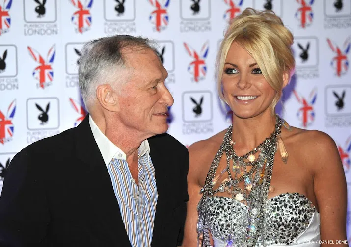 Weduwe Hugh Hefner neemt afscheid van zijn achternaam