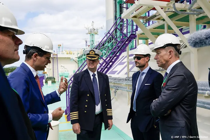 Haakon opent nieuwe koolstofafvangfabriek in Oslo
