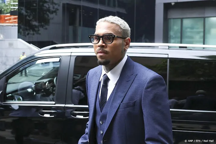 Chris Brown pleit onschuldig in mishandelingszaak 
