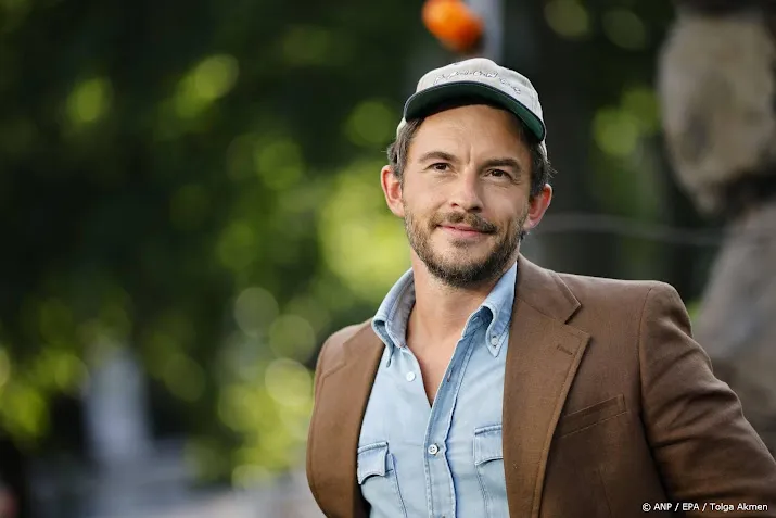 Jonathan Bailey voelt 'broederlijke trots' voor Bridgerton