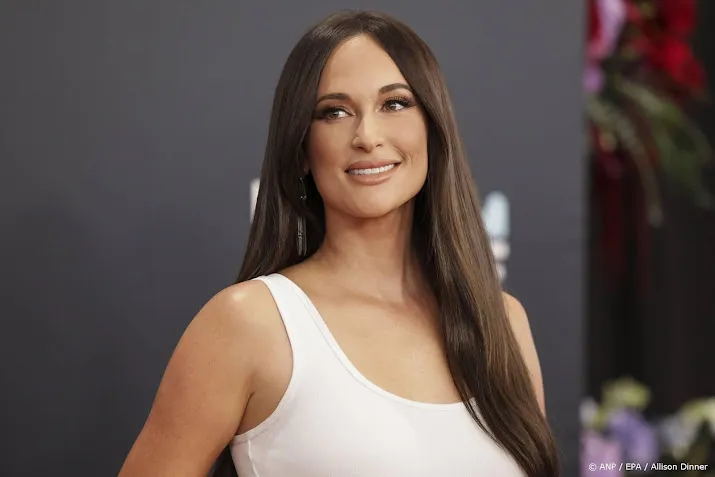 Kacey Musgraves zegt concert af vanwege gebroken rib
