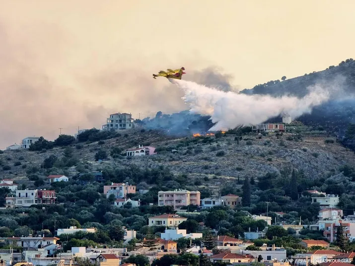 Grote branden op Chios, 16 dorpen geëvacueerd