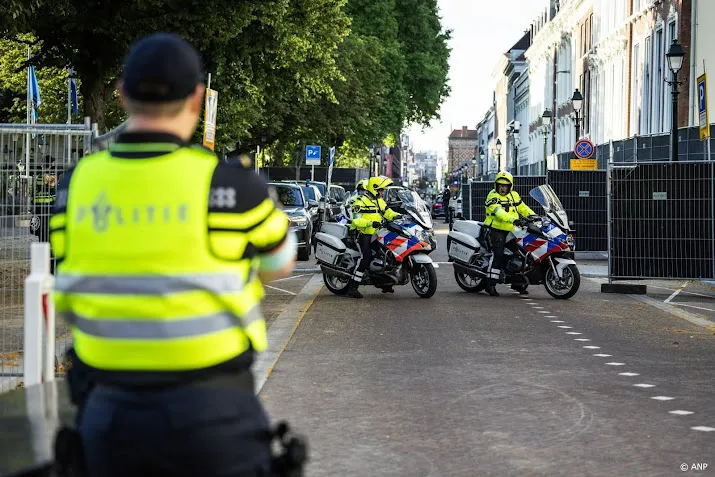 Auto Tsjechische delegatie beschadigd door aanrijding met bus.