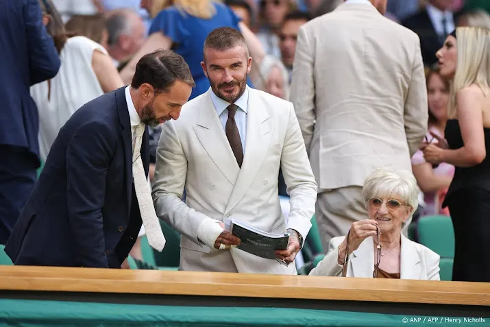 Beckham duikt na operatie op in Wimbledon, met arm in gips 
