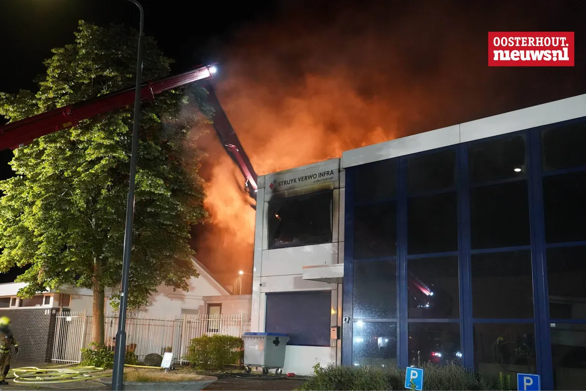 Gewonde bij grote bedrijfsbrand Havenweg, brand onder controle