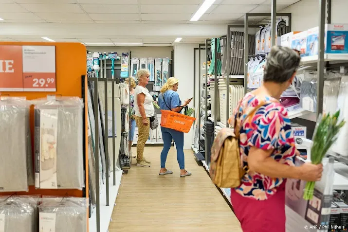 Detailhandel zet ruim 2 procent meer om, volume daalt licht