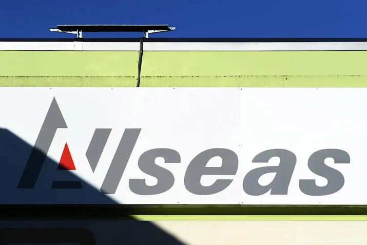 Greenpeace hangt banner op bij Allseas tegen diepzeemijnbouw