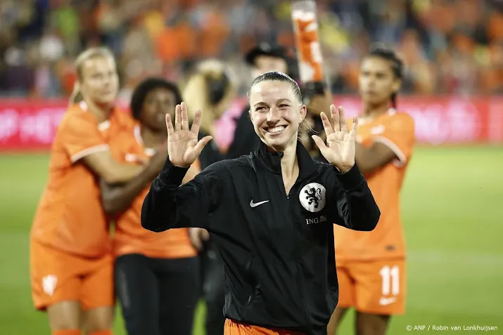 Voetbalsters met rouwbanden tegen Wales om overlijden Israël