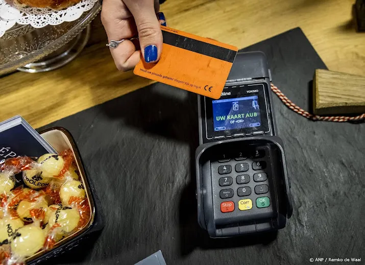 Nederlanders doen meer betalingen met bankpas, ook groei online