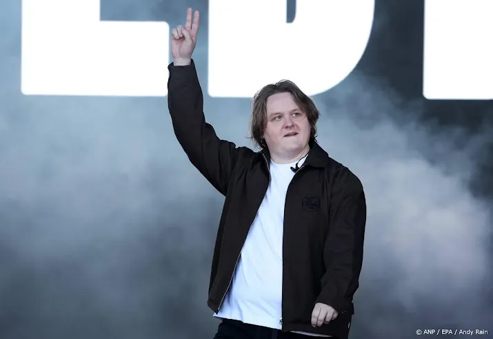 Britten omarmen Lewis Capaldi na comeback
