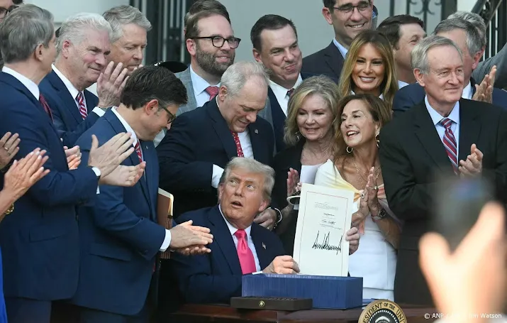 Trump tekent grote uitgavenwet  