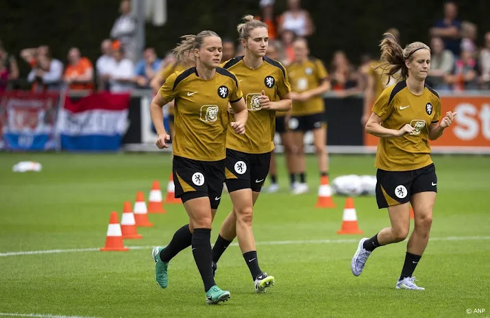 Voetbalsters met Miedema, Pelova en Roord voorin tegen Wales