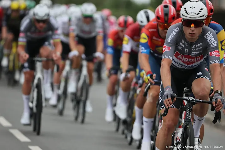 Belg Philipsen wint eerste etappe Tour de France en pakt geel