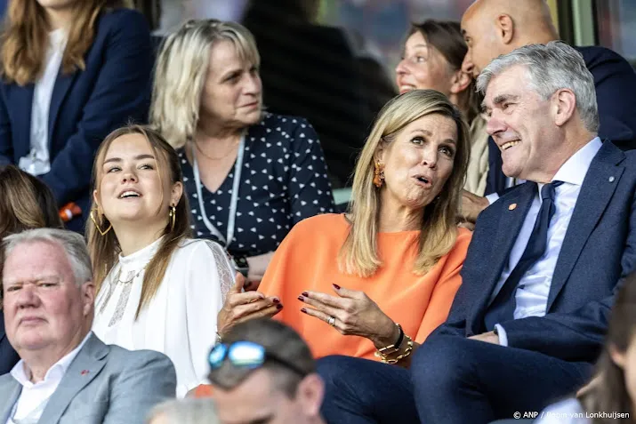 Máxima en Ariane verwelkomd op tribune bij Oranjevrouwen