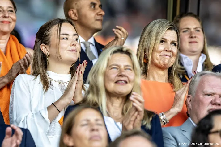 Máxima en Ariane zien Oranjevrouwen winnen op EK