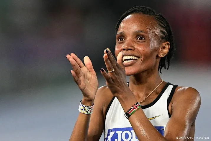 Keniaanse atlete Chebet loopt in Eugene wereldrecord 5000 meter