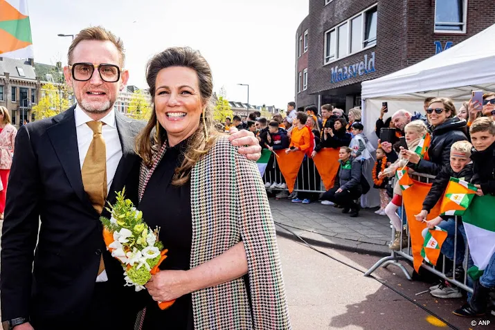 Prins Bernhard viert 25-jarig huwelijk met Annette