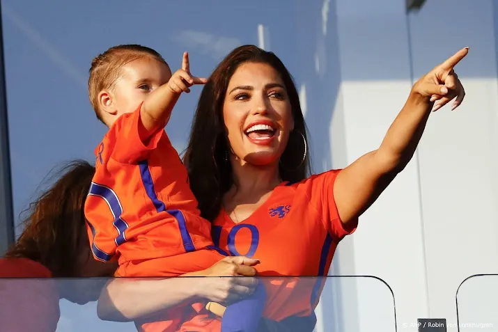Zoontje van Yolanthe en Wesley Sneijder knipt lange haren af  