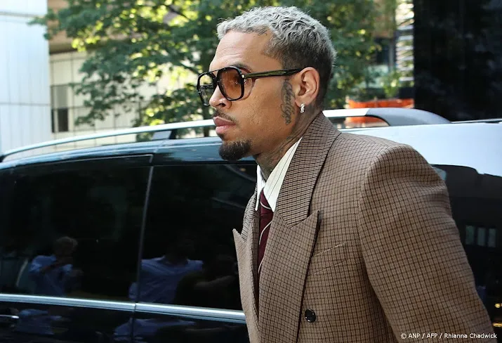 Chris Brown verklaart onschuldig te zijn in tweede hoorzitting 