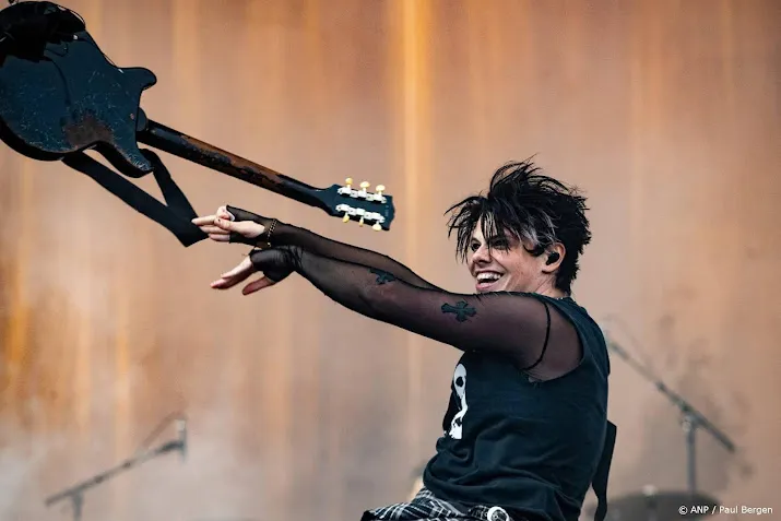 Yungblud trakteert fans op een drankje om uitgestelde shows