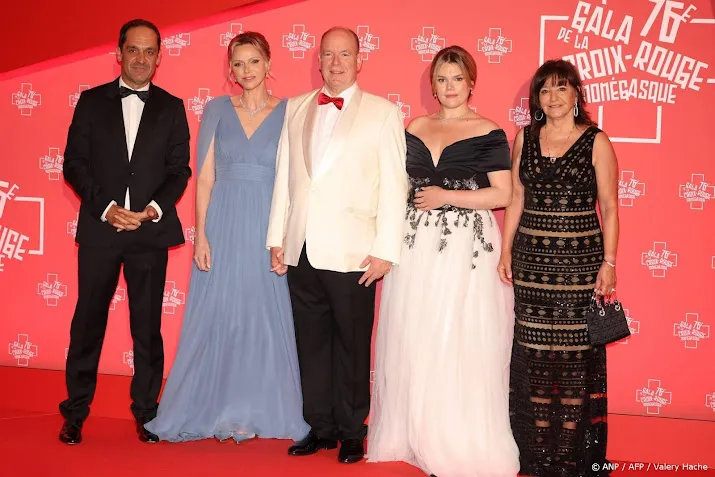 Prins Albert en prinses Charlene bezoeken gala Rode Kruis