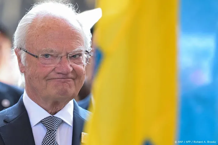 Carl Gustaf vermaakt familie met dansje op verjaardag Victoria