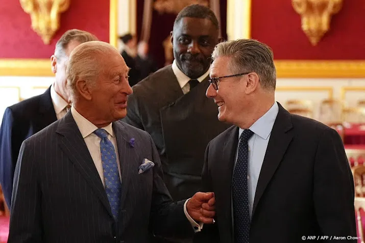 Idris Elba praat met koning Charles over investering in jeugd