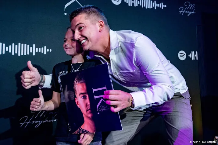 Mart Hoogkamer krijgt Platina Plaat voor Ik