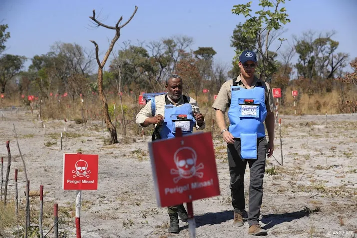 Prins Harry brengt bezoek aan mijnenveld in Angola