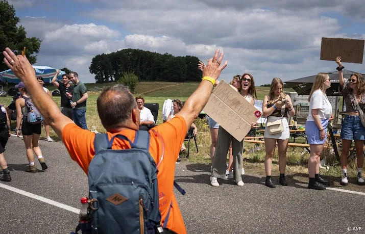Intocht Vierdaagselopers komt op gang, paar duizend over finish