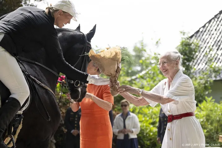 Margrethe en Benedikte verwelkomen ringrijders bij Gråsten Slot