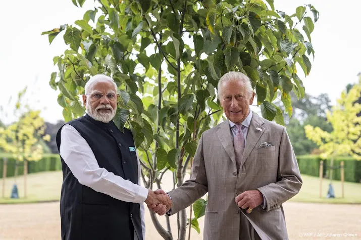 Indiase premier Modi geeft koning Charles een herfstboom