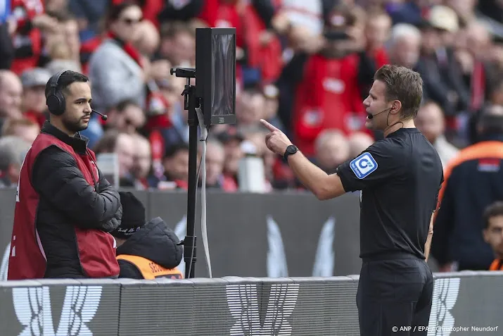 Scheidsrechters in Duitsland leggen beslissingen in stadions uit