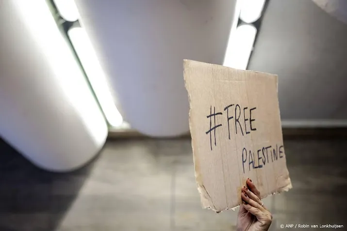 Pro-Palestijnse actievoerders op het spoor bij Den Haag Centraal