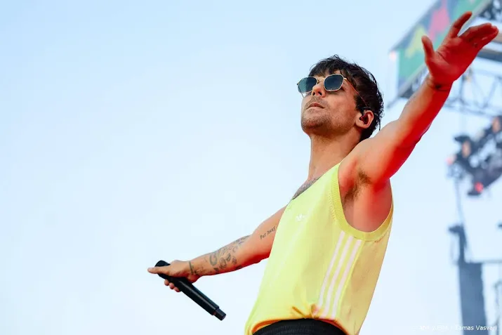 Louis Tomlinson bevestigt relatie met Zara McDermott