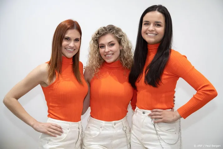 K3 geeft spontaan optreden met Goldband