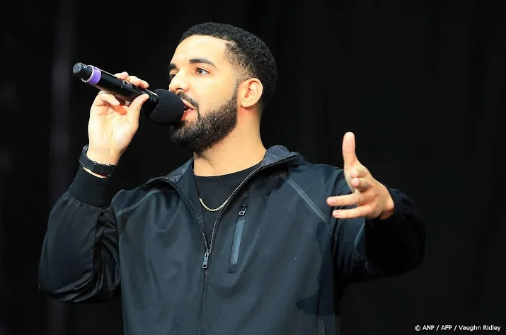 Platenbaas reageert fel op rechtszaak van Drake tegen eigen label
