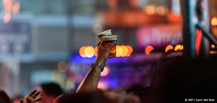 Boerenrock geschrokken van ongeluk met confettikanon.