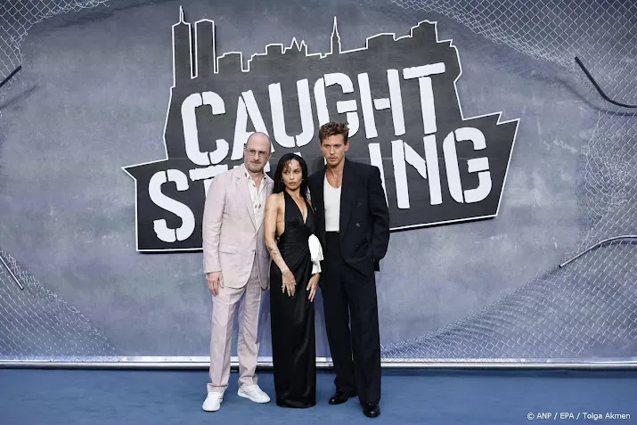 Austin Butler helpt op première weer collega tegen een bij