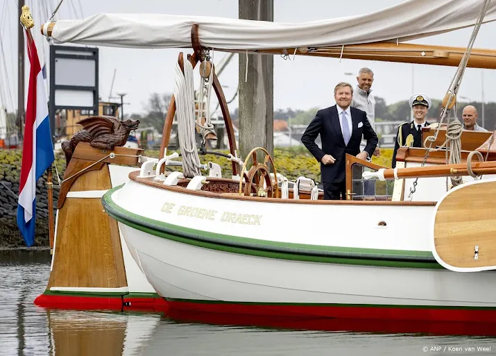 Willem-Alexander vaart met oud-klasgenoten van marineopleiding