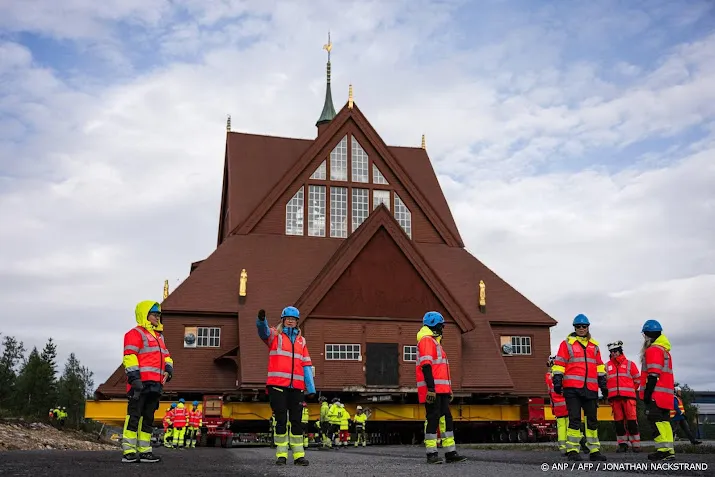 Carl Gustaf bekijkt verhuizing Lutherse kerk in Kiruna