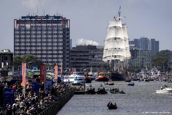 Clipper Stad Amsterdam met saluutschoten verwelkomd in Amsterdam
