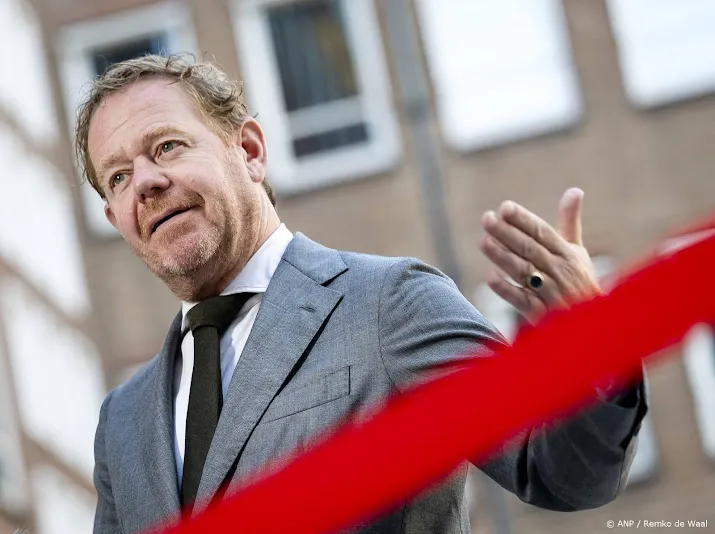Van Weel wil alsnog niet zelf asiel verlenen in schrijnende zaken