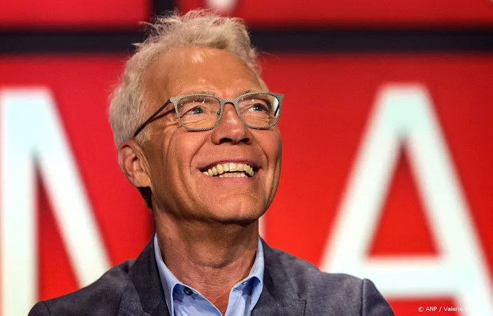 Paul Witteman kondigt presentatoren aan in talkshow Pauw & De Wit