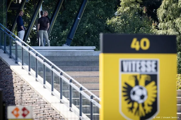 Boze fans van Vitesse verstoren duel van Jong PSV met vuurwerk 