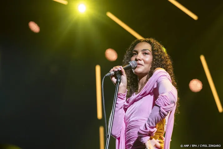 Olivia Dean breekt hitlijstrecord van Adele 