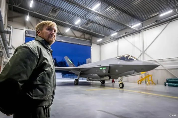 Koning spreekt met luchtmacht over operaties en defensiebudget
